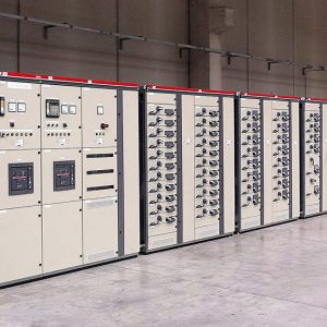 Tủ điện điều khiển động cơ MCC trong một nhà xưởng công nghiệp