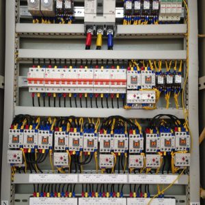 Hình 2: Bên trong tủ điện điều khiển quạt